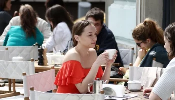 Ресторанам на Патриарших прудах рекомендовали убирать уличные столики после 23:00