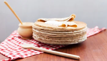 Блины, шашлык и мидии: чем угощают гостей &laquo;Зимы в Москве&raquo; на Масленицу