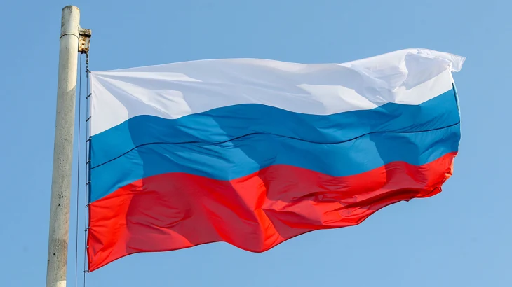 Супруга Сафонова вышла на поле с флагом России после победы ПСЖ в Лиге чемпионов Супруга Сафонова вышла на поле с флагом России после победы ПСЖ в Лиге чемпионов