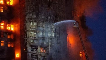 Более 760 специалистов привлекли к тушению пожара в Гонконге