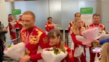 «Молодцы!»: в аэропорту Внуково встретили паралимпийцев с плакатами и цветами «Молодцы!»: в аэропорту Внуково встретили паралимпийцев с плакатами и цветами