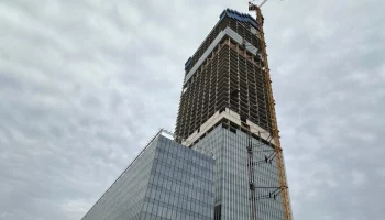 В Москве продолжается устройство 40-метрового шпиля башни здания НКЦ
