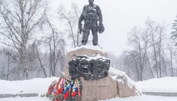 Сотни активистов возложили цветы к памятнику воинов-интернационалистов на Поклонной горе