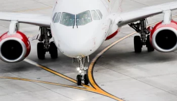 Запросивший экстренную посадку самолет SSJ-100 штатно приземлился в Минводах