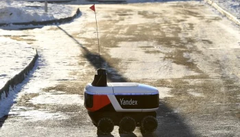 Неизвестные напали на робота-доставщика в центре Москвы