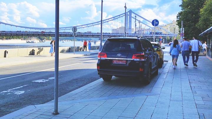 Почти 42 тысячи случаев парковки на набережных Москвы выявила МАДИ с начала года