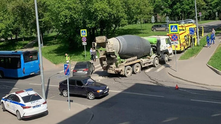 Агентство "Москва": автобус и бетономешалка столкнулись на западе столицы Агентство "Москва": автобус и бетономешалка столкнулись на западе столицы