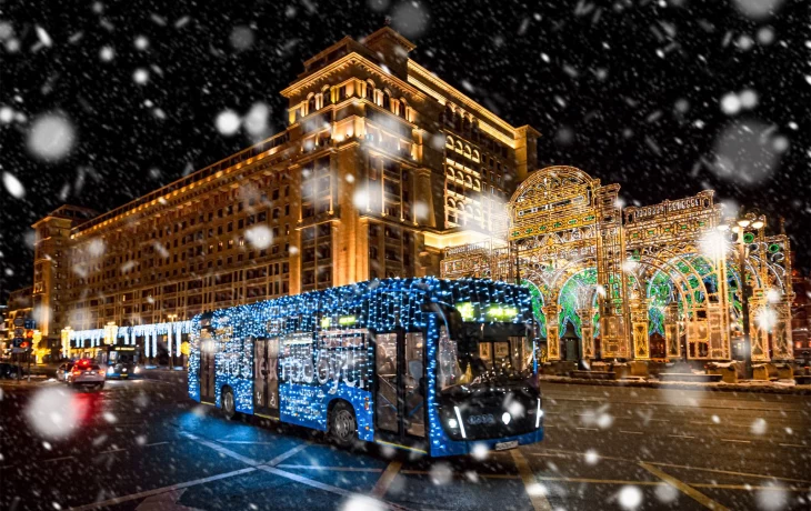 Москвичи выбрали лучшие фотографии украшенных к Новому году автобусов Москвичи выбрали лучшие фотографии украшенных к Новому году автобусов