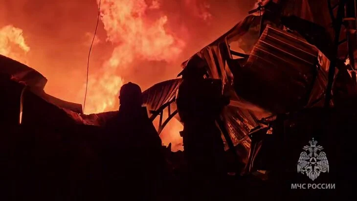 Ангар по производству полиэтилена горит в Екатеринбурге на 2400 "квадратах" Ангар по производству полиэтилена горит в Екатеринбурге на 2400 "квадратах"