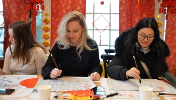 Мастер-классы китайских ремесел проходят на Манежной площади