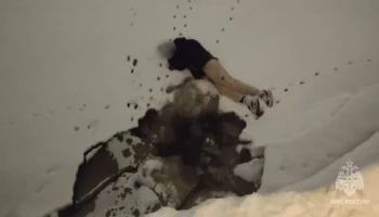 Омский школьник провалился под лед, пытаясь спасти упавший телефон