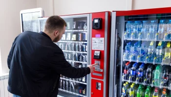 Пассажиры приобрели свыше 1,8 миллиона товаров в автоматах на автовокзалах Москвы за два года