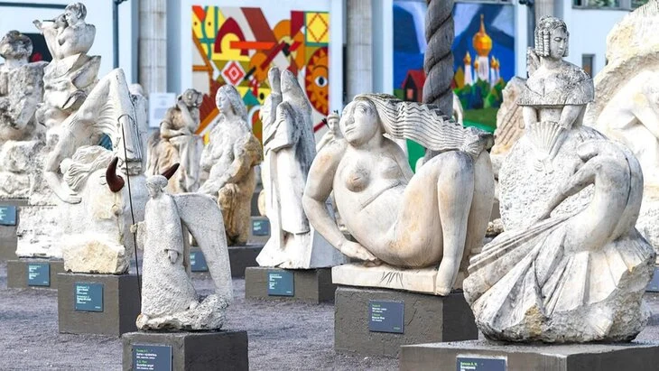 Началось перемещение скульптур "Музеона" из открытой экспозиции для реставрации Началось перемещение скульптур "Музеона" из открытой экспозиции для реставрации