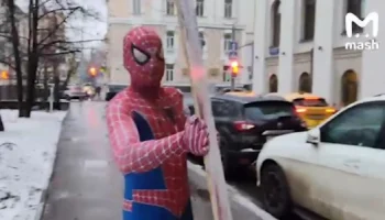 &laquo;Человек-паук&raquo; вышел из изолятора после акции у Верховного суда РФ