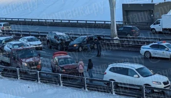 Водитель пострадал в массовом ДТП в Петербурге
