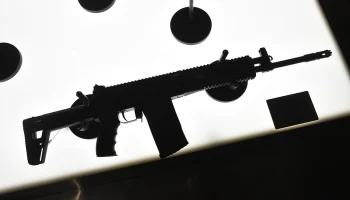 Shot: Водитель грузовика попытался провезти оружие в уральскую колонию