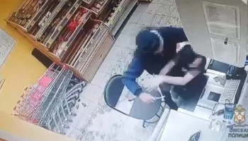 Мужчина напал с "розочкой" на продавщицу магазина в Омске