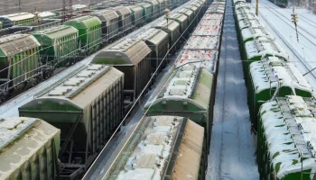 Более 20 вагонов грузового поезда сошли с рельсов в Кировской области