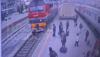 Мужчина выжил после падения под локомотив в Тюмени