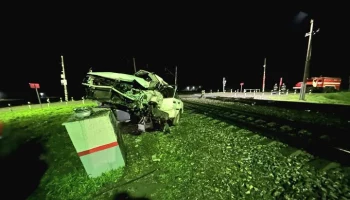 Грузовой поезд столкнулся с легковушкой на ж/д путях в Приамурье