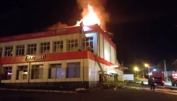 Кровля магазина "Магнит" загорелась в белгородском поселке Ивня после атаки БПЛА