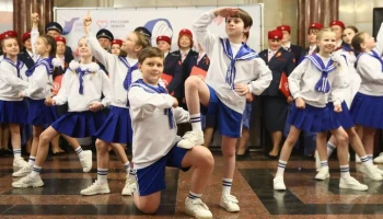 Акция "Синий платочек Победы" прошла в московском метро