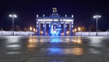 Монтаж елочного шара завершается около арки главного входа ВДНХ