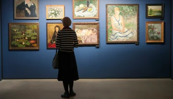 Выставка работ художницы Наталии Панковой &laquo;Цветное время&raquo; проходит в Москве