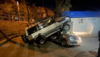 В Приморье женщина без прав на внедорожнике заехала на крышу другого автомобиля