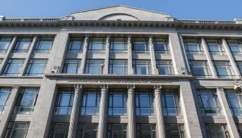 Минфин РФ приостановил операции с валютой в рамках бюджетного правила на март