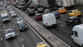 Водителей призвали быть аккуратнее за рулем из-за дождя в Москве