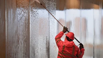 Более 2 тысяч сооружений промоют в Москве после зимы