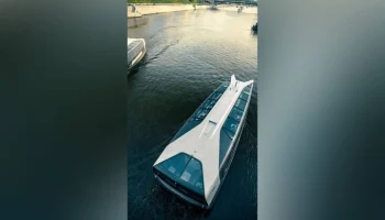 В Москве экипаж электросудна спас двух человек из воды