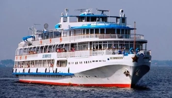 Пассажирский теплоход сел на мель в Ладожском озере