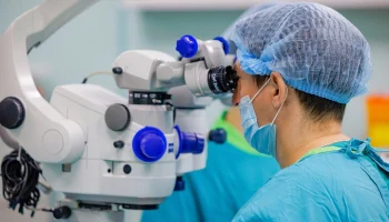 Среднемесячная зарплата врачей в России составила 147 тыс руб в 2025 году