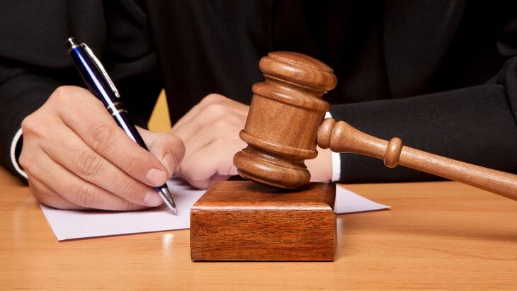 Ставший инвалидом екатеринбуржец отсудил 1,3 млн рублей за падение с крыльца