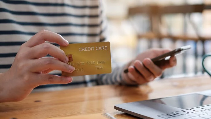 "Известия": людям до 25 лет стало труднее получить кредиты