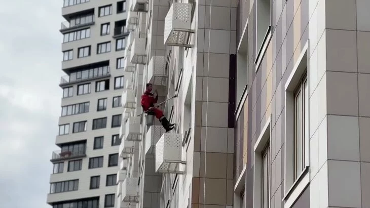 Столичные службы продолжают работу по очистке дворов и фасадов домов после зимы