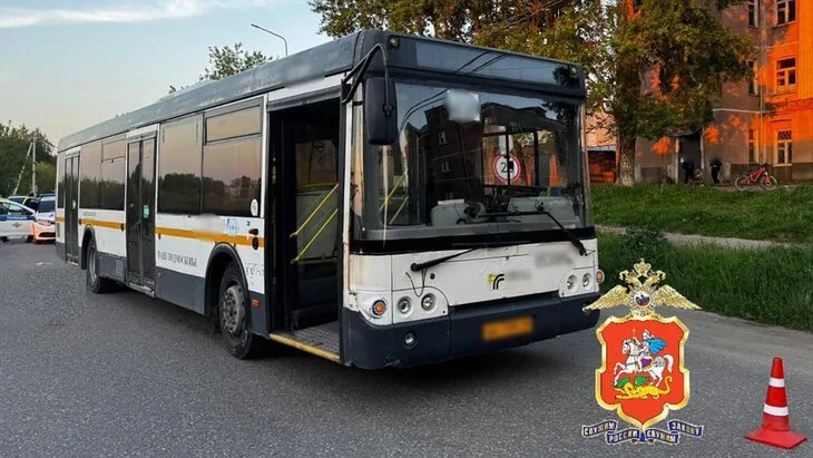 Женщина в Серпухове побежала за отъезжающим автобусом и попала под его колеса Женщина в Серпухове побежала за отъезжающим автобусом и попала под его колеса