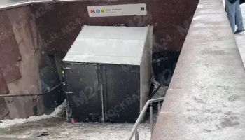Грузовая "ГАЗель" влетела в подземный переход в метро "Парк Победы"