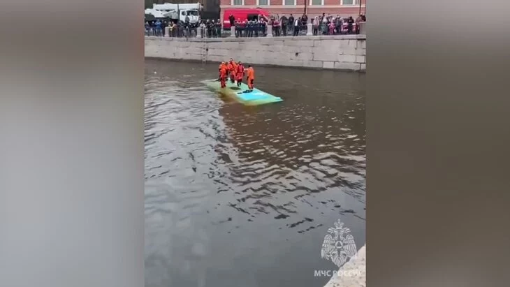 Уголовное дело возбудили по факту падения автобуса в реку в Петербурге