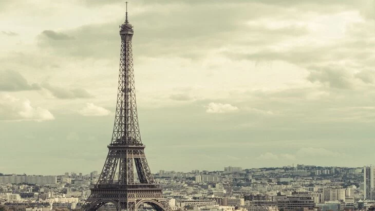 Посетители Эйфелевой башни были эвакуированы из-за короткого замыкания Посетители Эйфелевой башни были эвакуированы из-за короткого замыкания