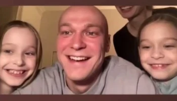 &laquo;Это великий момент&raquo;: Юра Борисов вышел в прямой эфир с женой и дочками