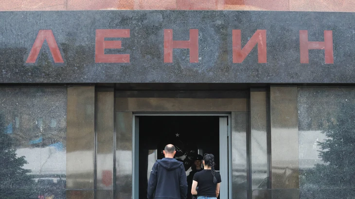 «Осторожно, Москва»: Студент бросил ботинок в саркофаг с Лениным в Мавзолее «Осторожно, Москва»: Студент бросил ботинок в саркофаг с Лениным в Мавзолее