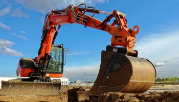 Засосавшую школьников &laquo;трясину&raquo; на площади в Солнечногорске расчистили