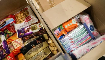 Представители общепита на площадках &laquo;Зимы в Москве&raquo; помогают бойцам СВО