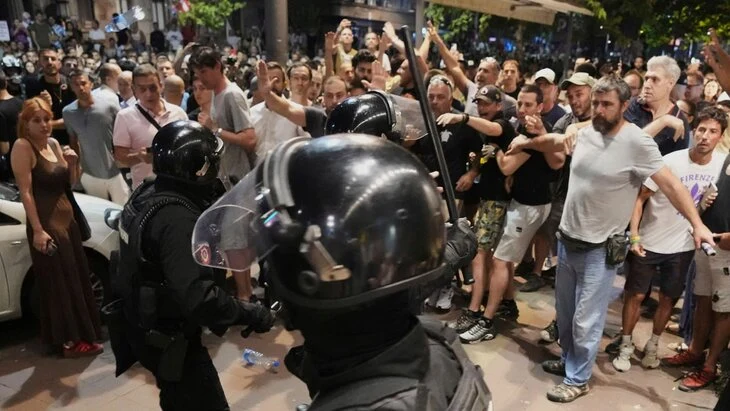 Семь военных пострадали при беспорядках в Сербии Семь военных пострадали при беспорядках в Сербии