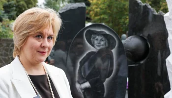 Памятник народной артистке СССР Вере Васильевой открыли на Новодевичьем кладбище