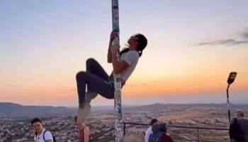 Уголовное дело завели в отношении туристки, танцевавшей на флагштоке в Турции