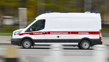 Экскурсионный автобус с туристами съехал с дороги в горах Абхазии